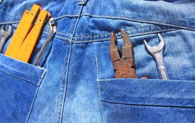 Araçlar ve kot pantolon cebinde