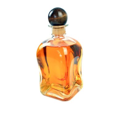Beyaz arka plan üzerinde izole dolu viski şişesi