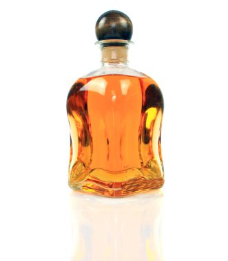 Beyaz arka plan üzerinde izole dolu viski şişesi