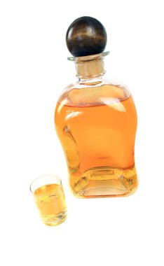 Beyaz arka plan üzerinde izole dolu viski şişesi