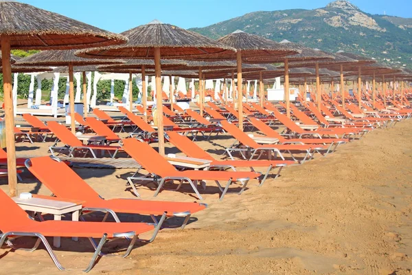 Sabah Hurghada sahil beldesinde Sandalyeler