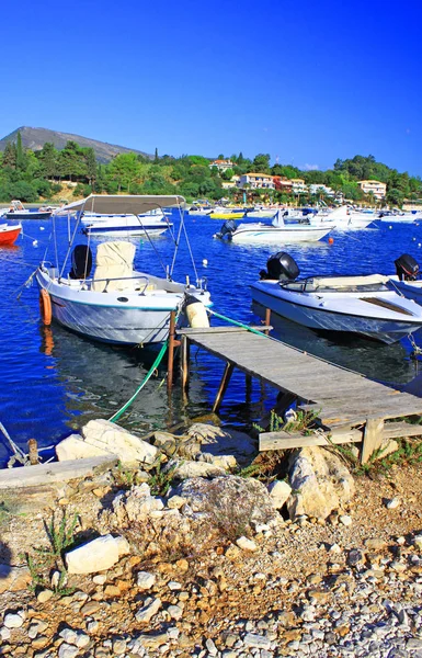 Adriyatik Denizi kıyısında tekneler Makarska harbor City, Hırvatistan ile