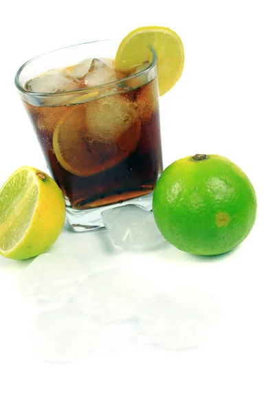 新鲜鸡尾酒与可乐饮料和石灰果子 — 图库照片