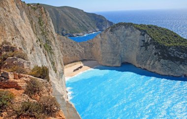  Gemi enkazı sahili ve Navagio körfezi. İyon Denizi 'ndeki Yunan adası Zakynthos' un en ünlü doğal simgesi. 