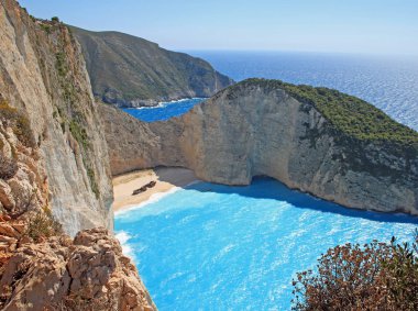  Gemi enkazı sahili ve Navagio körfezi. İyon Denizi 'ndeki Yunan adası Zakynthos' un en ünlü doğal simgesi. 
