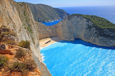  Gemi enkazı sahili ve Navagio körfezi. İyon Denizi 'ndeki Yunan adası Zakynthos' un en ünlü doğal simgesi. 