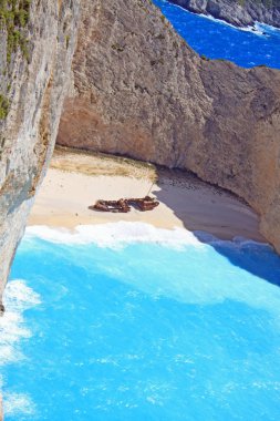  Gemi enkazı sahili ve Navagio körfezi. İyon Denizi 'ndeki Yunan adası Zakynthos' un en ünlü doğal simgesi. 