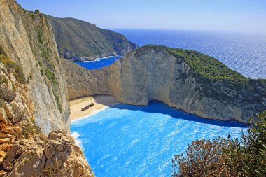  Gemi enkazı sahili ve Navagio körfezi. İyon Denizi 'ndeki Yunan adası Zakynthos' un en ünlü doğal simgesi. 