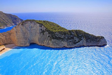  Gemi enkazı sahili ve Navagio körfezi. İyon Denizi 'ndeki Yunan adası Zakynthos' un en ünlü doğal simgesi. 