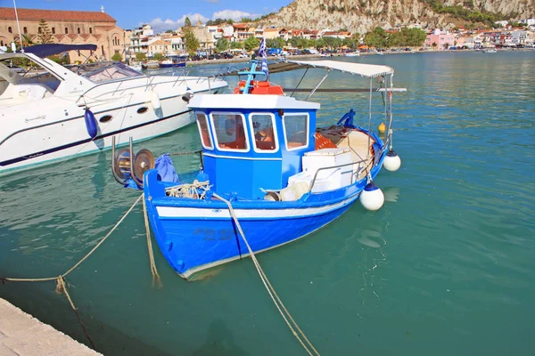 ボートでマカルスカの港市で クロアチア アドリア海海岸 — ストック写真