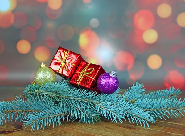 Renkli Noel Süslemeleri Köknar Dalı Yakın Çekim — Stok fotoğraf