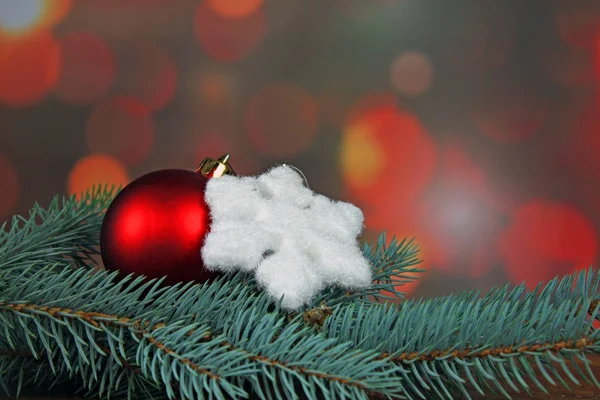 Fechar Decorações Natal Coloridas Ramo Abeto — Fotografia de Stock