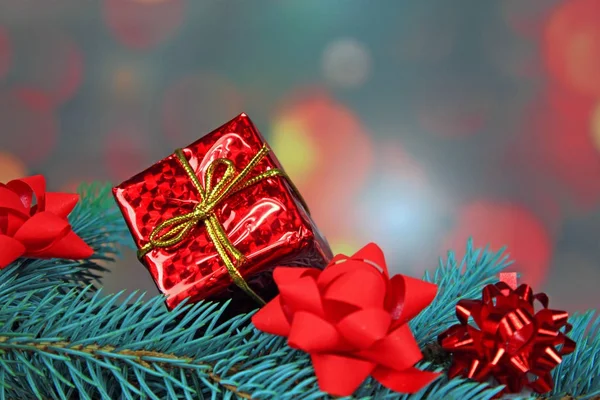 Renkli Noel Süslemeleri Köknar Dalı Yakın Çekim — Stok fotoğraf