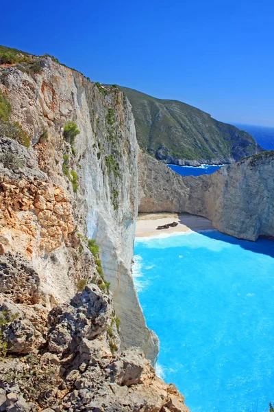  Gemi enkazı sahili ve Navagio körfezi. İyon Denizi 'ndeki Yunan adası Zakynthos' un en ünlü doğal simgesi. 