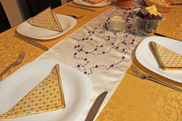 접시와 테이블 설정의 — 스톡 사진
