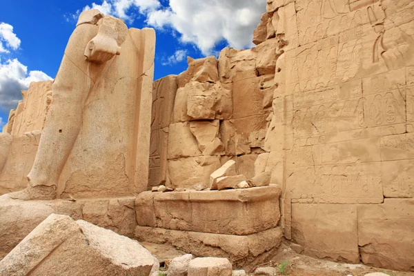 カルナック神殿はルクソール エジプトで最も印象的な古代の建造物の一つ — ストック写真