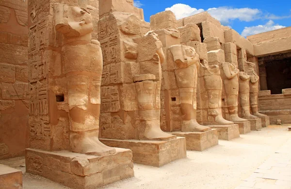 カルナック神殿はルクソール エジプトで最も印象的な古代の建造物の一つ — ストック写真