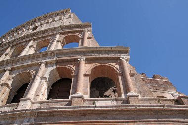 Colosseum görünüm karşı mavi gökyüzü Roma, İtalya