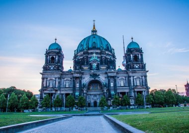 Güzel manzarasına tarihi Berlin Katedrali (Berliner Dom), gündoğumu, Berlin, Almanya