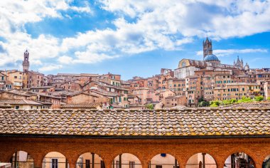 Çatılarına Ortaçağ kenti Siena Toskana, İtalya 