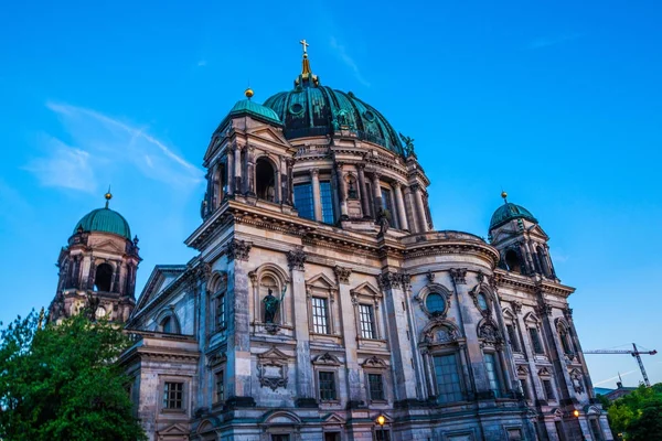 日の出 ベルリン ドイツの歴史的なベルリン大聖堂ビュー — ストック写真