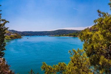 Kasaba Omis görünümünü Dalmaçya kıyısında, Hırvatistan