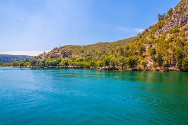 Kasaba Omis görünümünü Dalmaçya kıyısında, Hırvatistan