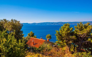 Kasaba Omis görünümünü Dalmaçya kıyısında, Hırvatistan