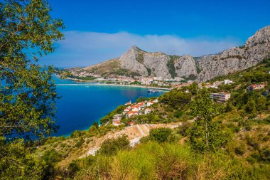 Manzara şehrin Omis, Hırvatistan. Dalmaçya kıyıları.