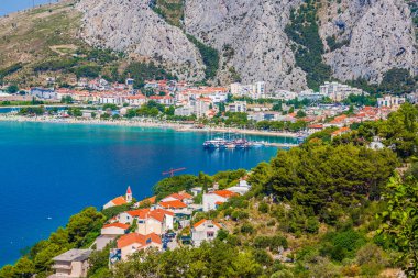 Kasaba Omis görünümünü Dalmaçya kıyısında, Hırvatistan