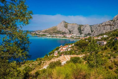 Kasaba Omis görünümünü Dalmaçya kıyısında, Hırvatistan