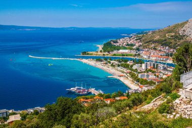 Manzara şehrin Omis, Hırvatistan. Dalmaçya kıyıları.