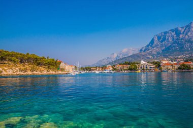 Makarska City, Dalmaçya, Hırvatistan Adriyatik Denizi'nin kristal berraklığında su turkuaz