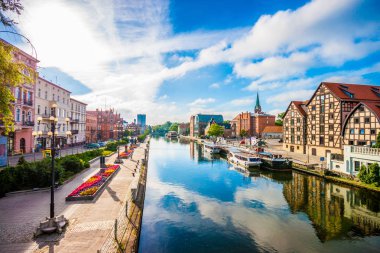 Old Town ve tahıl ambarları Brda nehrin yanında. Bydgoszcz, Polonya.