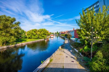 Old Town ve tahıl ambarları Brda nehrin yanında. Bydgoszcz, Polonya.