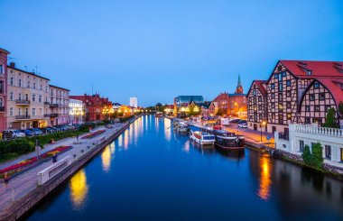 Old Town ve tahıl ambarları Brda nehrin yanında. Bydgoszcz, Polonya.