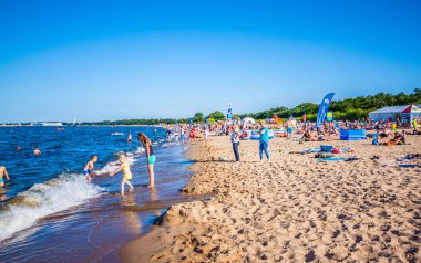 Gdansk, Polonya - 14 Ağustos 2017: İnsanlar üzerinde plaj, Baltık Denizi Gdansk 