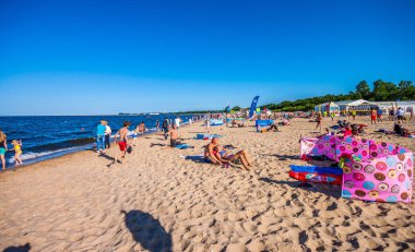 Gdansk, Polonya - 14 Ağustos 2017: İnsanlar üzerinde plaj, Baltık Denizi Gdansk 
