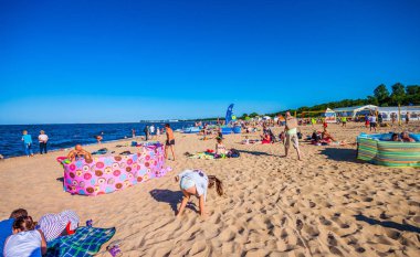 Gdansk, Polonya - 14 Ağustos 2017: İnsanlar üzerinde plaj, Baltık Denizi Gdansk 