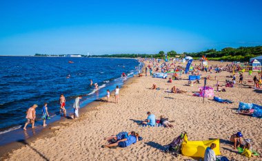 Gdansk, Polonya - 14 Ağustos 2017: İnsanlar üzerinde plaj, Baltık Denizi Gdansk 