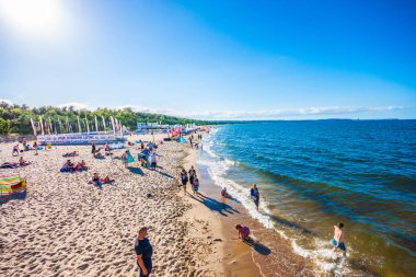 Gdansk, Polonya - 14 Ağustos 2017: İnsanlar üzerinde plaj, Baltık Denizi Gdansk 