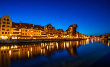 motlawa nehir yansıma ile gece Gdansk