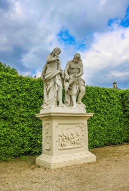 Heykel Viyana Belvedere bahçesinde görünümünü