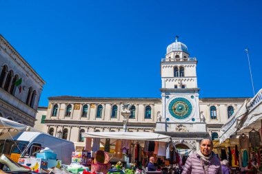 San Gimignano köyü üzerindeki insanlar, Toskana, İtalya