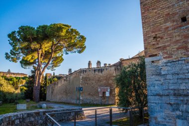 San Gimignano Köyü, Toskana, İtalya'nın mimarisi üzerinde göster