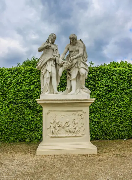 Heykel Viyana Belvedere bahçesinde görünümünü