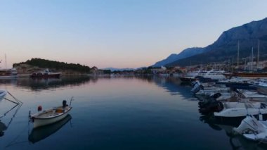 Makarska ve gündoğumu Biokovo Dağı arka planda Marinada havadan görünümü. Makarska Riviera, Hırvatistan 