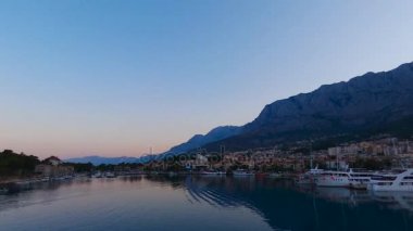 Makarska ve gündoğumu Biokovo Dağı arka planda Marinada havadan görünümü. Makarska Riviera, Hırvatistan 