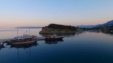 Makarska ve gündoğumu Biokovo Dağı arka planda Marinada havadan görünümü. Makarska Riviera, Hırvatistan 