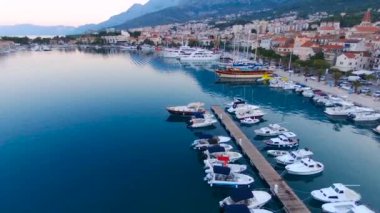 Makarska ve gündoğumu Biokovo Dağı arka planda Marinada havadan görünümü. Makarska Riviera, Hırvatistan 